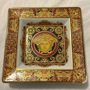 Medusa Pattern by Versace.🚨